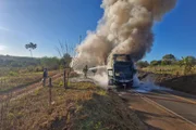 Bombeiros apagam as chamas