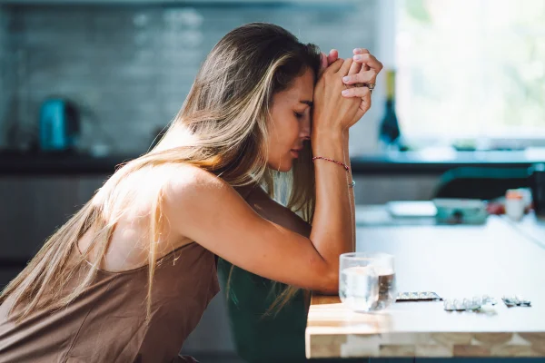 Mulher sofrendo com abstinência de antidepressivo - Metrópoles