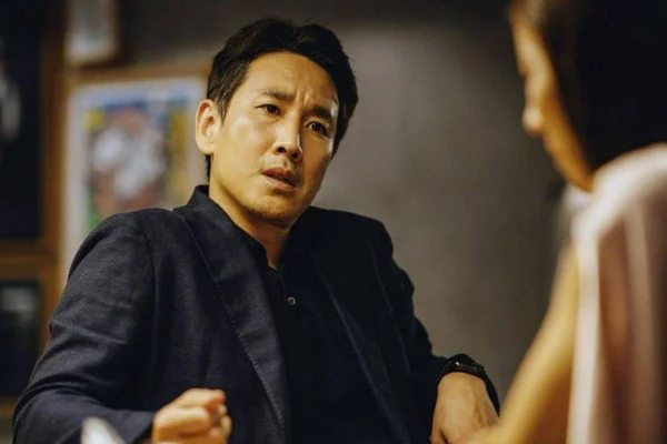 Foto colorida do ator Lee Sun-kyun em Parasita - Metrópoles