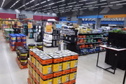 Mix completo de produtos para o lar: Itens de iluminação, jardinagem, utilidades domésticas e decoração estão organizados de forma prática e acessível
