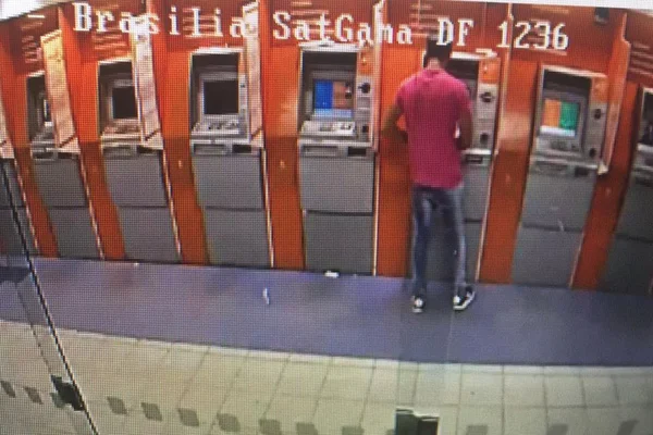 Polícia Civil prende homem que “pescava” envelopes em caixa eletrônico