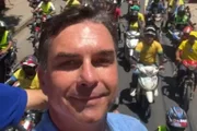 Flávio Bolsonaro participa de ato no Ceará e fala em "libertar o Supremo" Flávio Bolsonaro participa de ato no Ceará e fala em "libertar o Supremo"