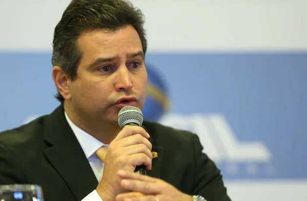 Governo avalia concessões aeroportuárias sem Infraero, afirma ministro