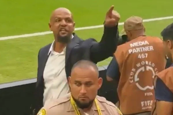 Imagem colorida de Felipe Melo discutindo com torcedores do Flamengo - Metrópoles