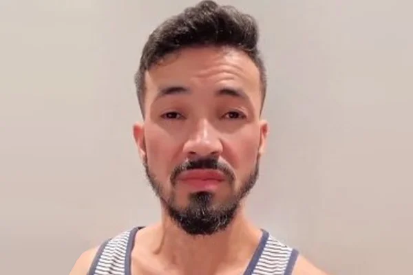 homem branco, com barca e de regata listrada