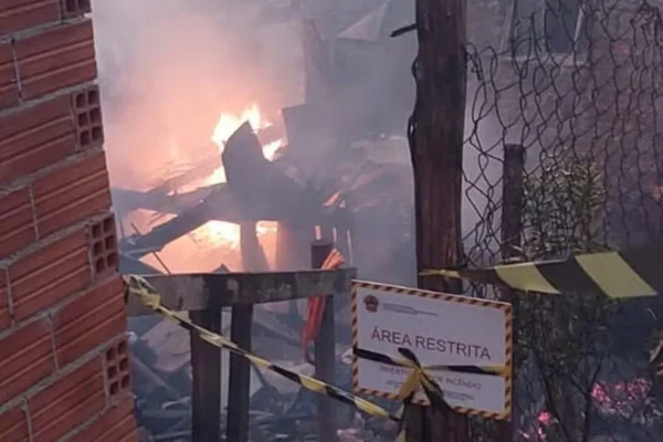 Foto colorida de casa pegando fogo em Santa Catarina - Metrópoles