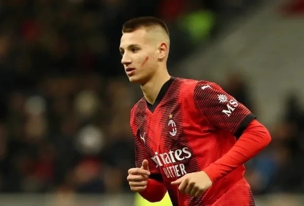 Camarda estreia pela equipe do Milan Profissional - Metrópoles