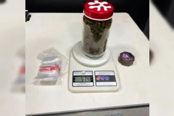 Vídeo: PRF prende homem transportando maconha gourmet no DF