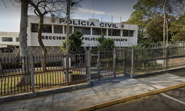 Imagem da Delegacia Seccional de Botucatu, onde mulher que esfaqueou o marido está presa - Metrópoles