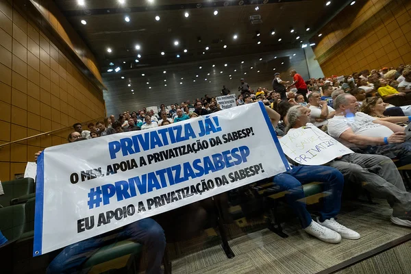 Fotografia colorida mostra público favorável à privatização da Sabesp na Alesp - Metrópoles