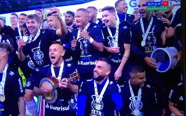Rafinha tira sarro do Internacional com pagode no vestiário: veja
