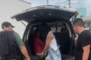 Mulher presa em operação policial contra a Guerra de Bairros