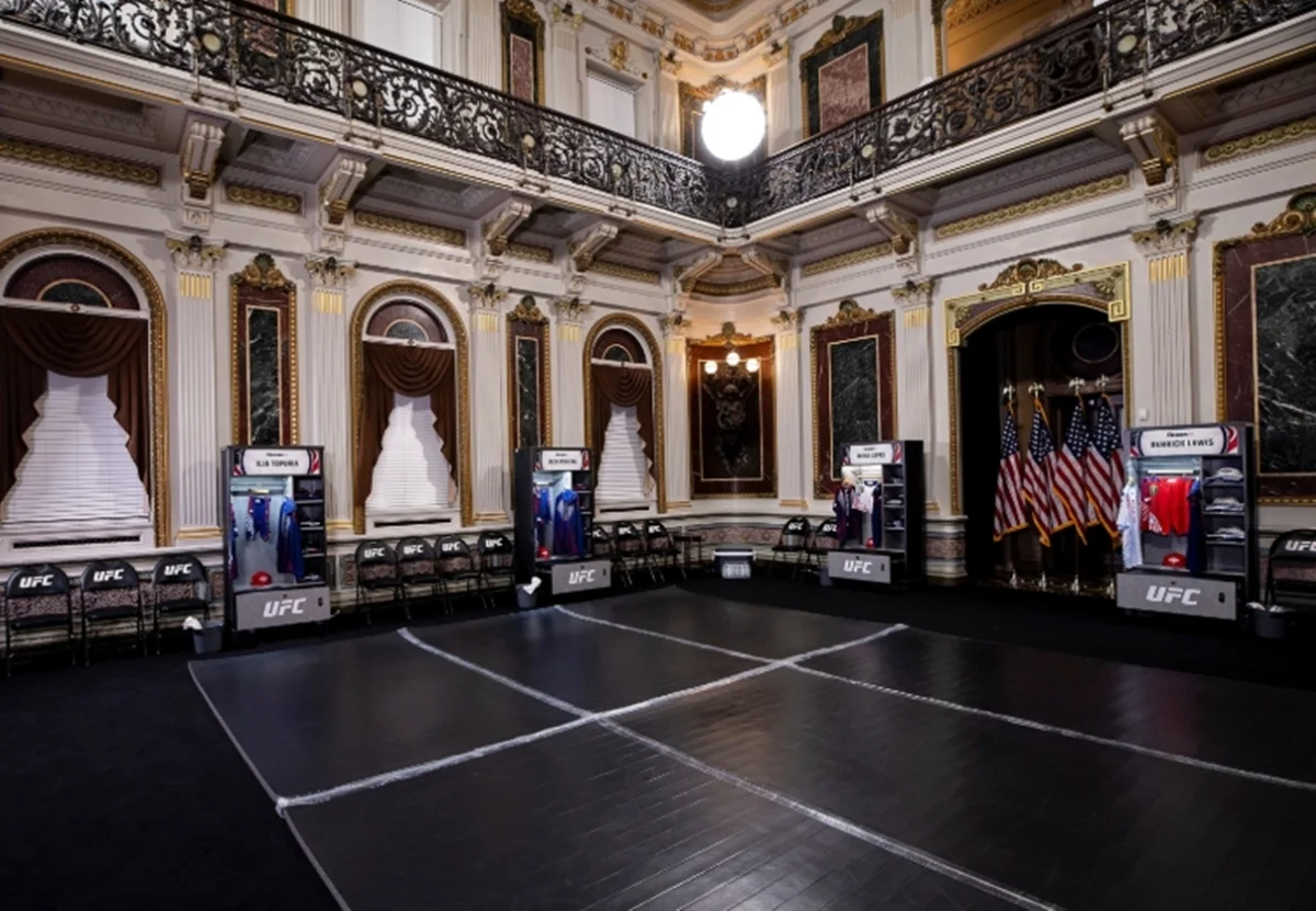 Eisenhower Executive Office Building transformado em vestiário de UFC Eisenhower Executive Office Building transformado em vestiário de UFC