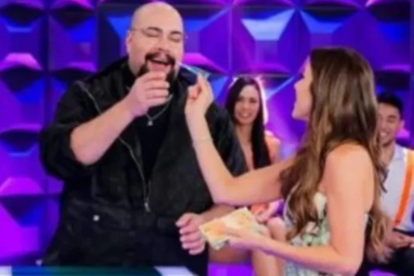 Foto colorida de Tiago Abravanel participando de programa no SBT - Metrópoles