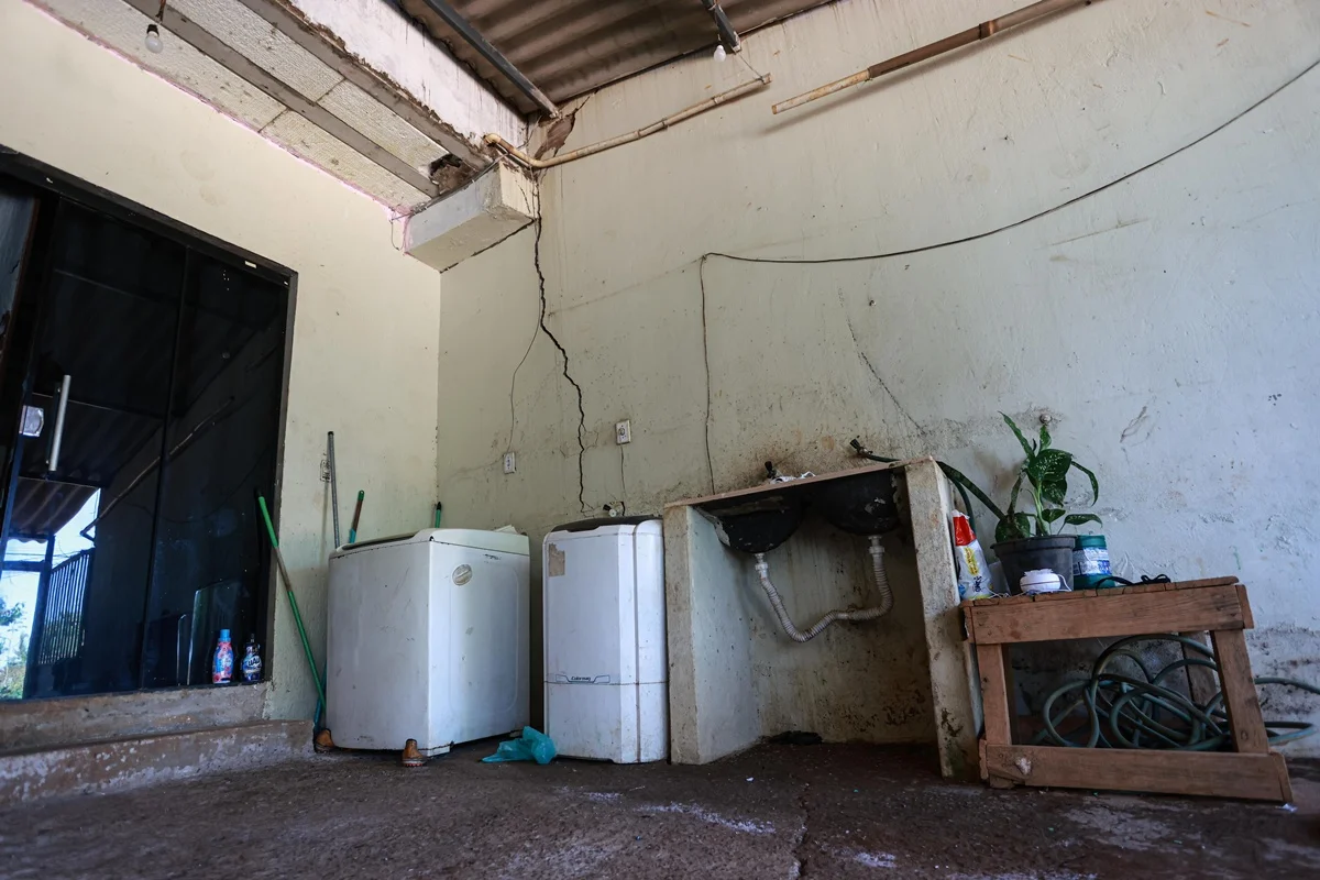 Fissuras começaram a surgir há quatro meses Fissuras começaram a surgir há quatro meses