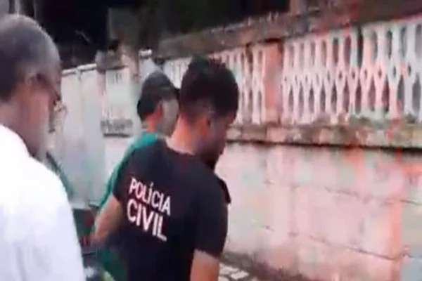 Polícia prendendo o pai que estuprava filhas - Metrópoles