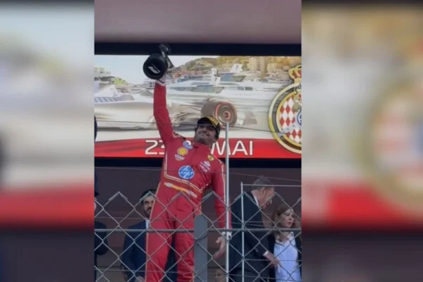 Imagem colorida de Carlos Sainz - Metrópoles