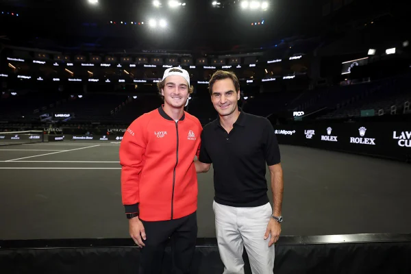 Foto colorida de Roger Federer e João Fonseca - Metrópoles