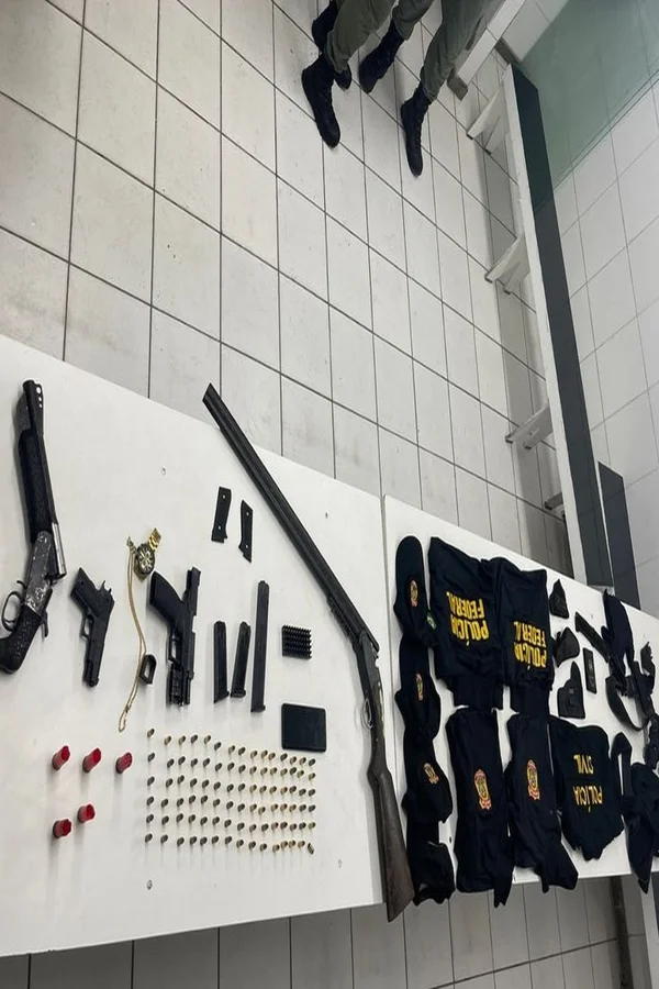 Armas, munições e uniformes de forças de segurança pública - Metrópoles