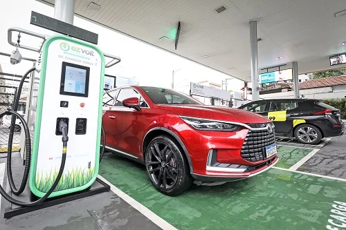 Dona da rede BR inaugura posto de carregamento de carros elétricos