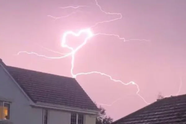 foto colorida de raio em formato de coração no céu