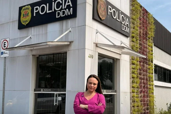 Imagem colorida da vereadora da Praia Grande, Janaina Ballaris, acusada de perseguir jovem que a denunciou por estupro. - Metrópoles