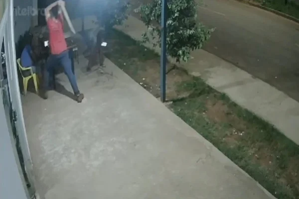 Trecho da câmera de segurança de homem morto a pauladas no Mato Grosso - Metrópoles