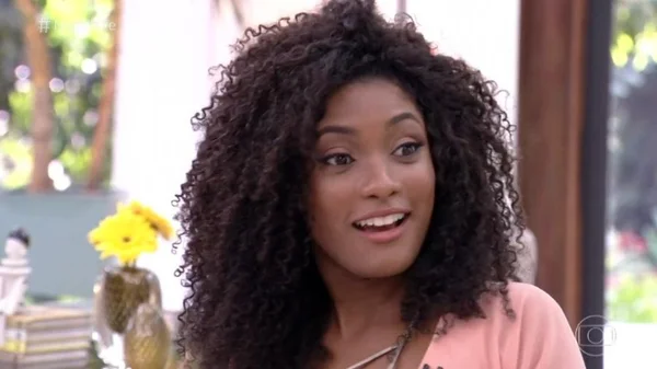 Érika Januza fica chocada com pergunta indiscreta de Ana Maria Braga