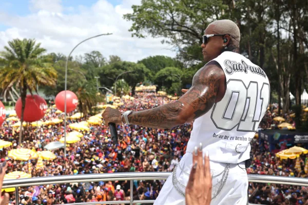 “SP também tem molho”: bloco do baiano Léo Santana faz público rebolar