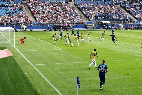 Imagem colorida mostra jogadores de futebol - Metrópoles