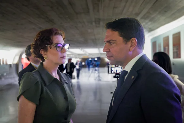 Deputados Carla Zambelli (PL-SP) e Alexandre Ramagem (PL-RJ) conversam no Túnel do Tempo na Camara dos Deputados
