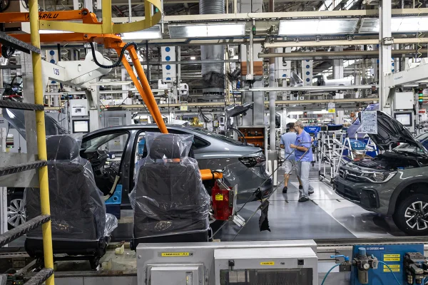 Imagem colorida de fábrica de automóvel carro da Volkswagen em São Bernardo, em São Paulo