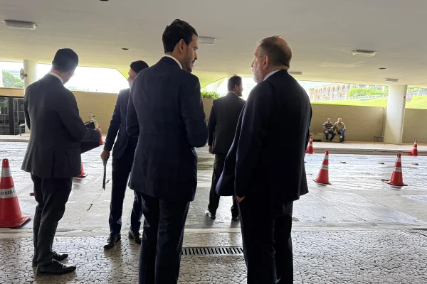 Indicado por Lula ao STF, Messias retoma beija-mão no Senado