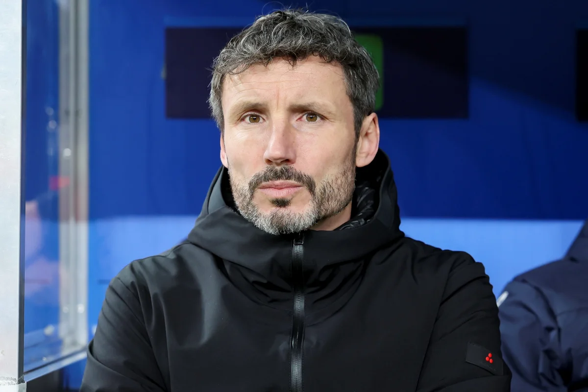 Ex-jogador holandês vai assumir o cargo de treinador da Bélgica. Ex-jogador holandês vai assumir o cargo de treinador da Bélgica.