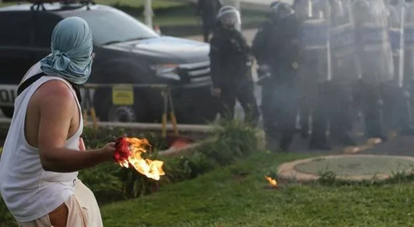 PM quer identificar homem que jogou coquetel molotov em policiais