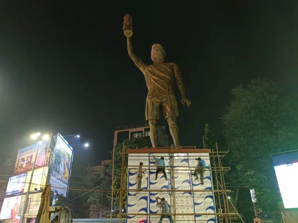 Foto colorida de estátua de Messi - Metrópoles