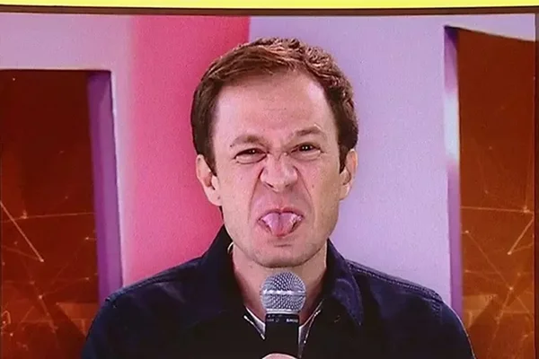 Tiago Leifert dando língua