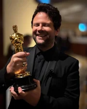 Selton Mello posa com estatueta e se derrete: "Isso aqui é histórico"