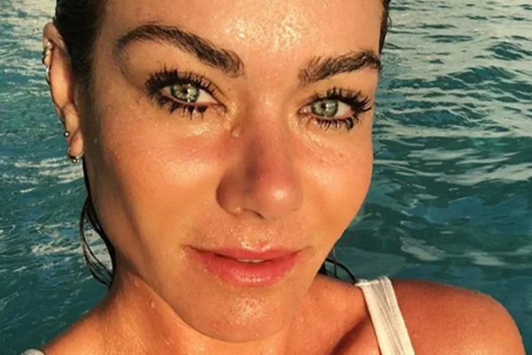 Luize Altenhofen na piscina