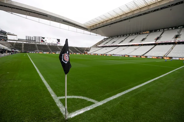 imagem colorida de bandeira do Corinthians na Neo Química Arena- Metrópoles