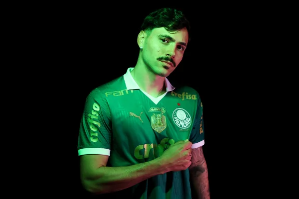 Foto colorida de Maurício com fundo preto - Metrópoles