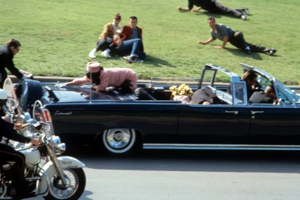 EUA: Trump derruba sigilo de arquivos sobre assassinato de JFK