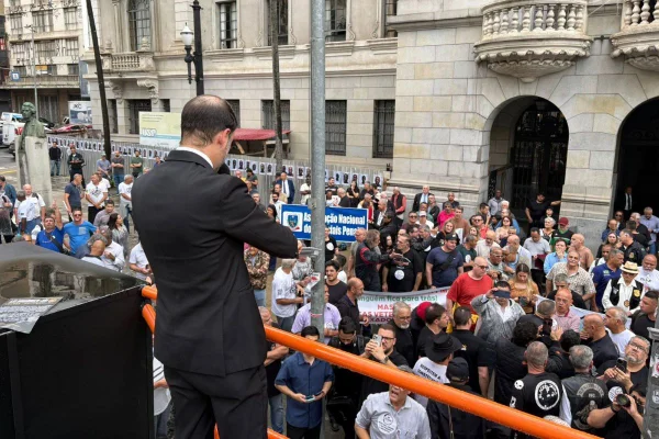 Policiais protestam por melhores condições de trabalho