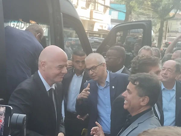 Gianni Infantino, presidente da Fifa comparece a velório do ex-jogador Pelé - Metrópoles