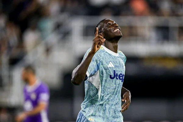Foto colorida do atacante Kolo Muani, da Juventus - Metrópoles