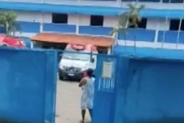 Ambulância e mãe de aluno é vistos na escola após jovem invadir e atirar contra alunos - Metrópoles