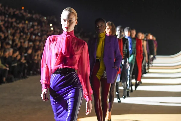 PFW: Saint Laurent apresenta sensualidade exuberante em vinil