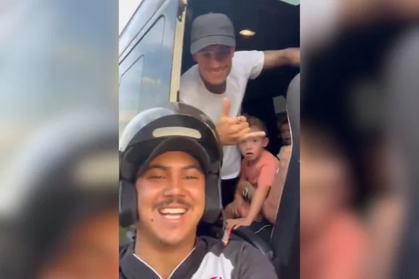 Imagem colorida de torcedor ao lado de Coutinho - Metrópoles