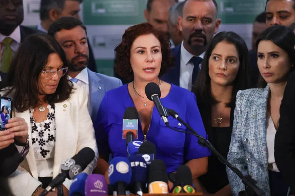 Zambelli vence deputados no cansaço por assinaturas para o impeachment