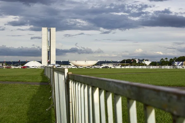 Em dia de Esplanada dividida, polícia espera 20 mil ativistas